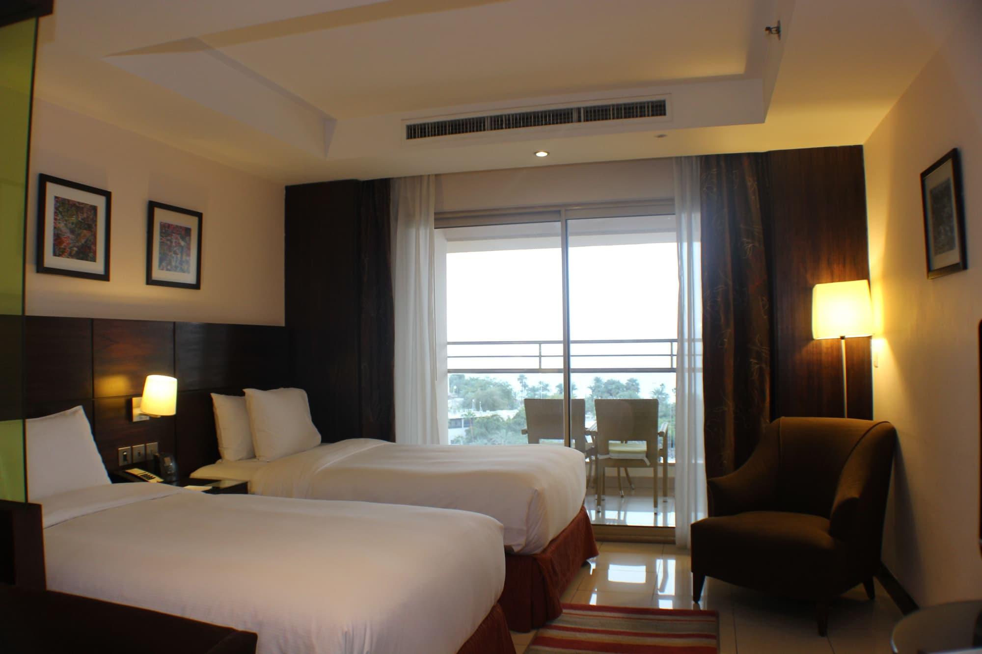 โรงแรมดับเบิ้ลทรี บายฮิลตัน อากาบา อคาบา ภายนอก รูปภาพ A room at the hotel
