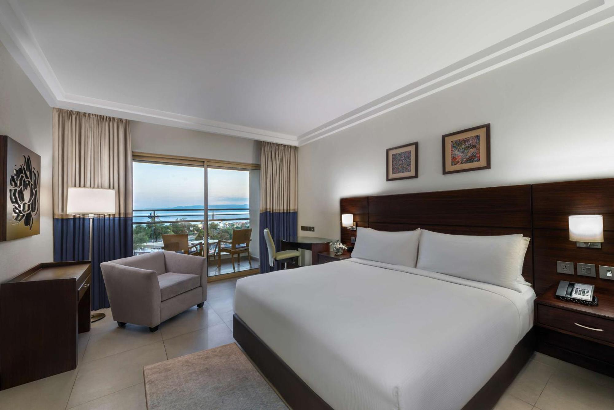โรงแรมดับเบิ้ลทรี บายฮิลตัน อากาบา อคาบา ภายนอก รูปภาพ A room at the hotel