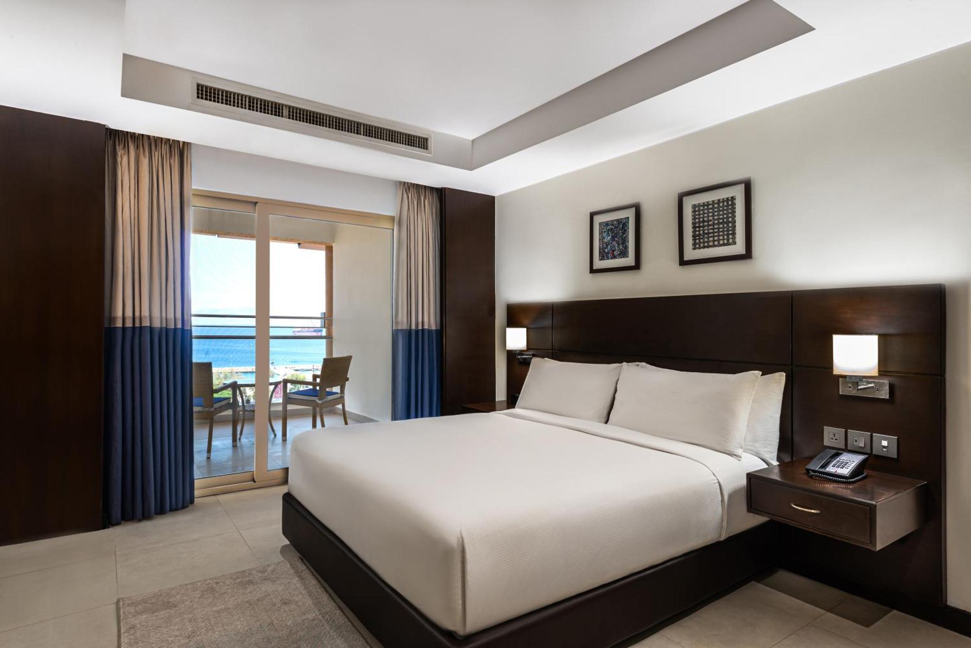 โรงแรมดับเบิ้ลทรี บายฮิลตัน อากาบา อคาบา ภายนอก รูปภาพ A bedroom at the hotel
